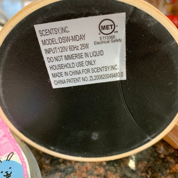 SCENTSY JANE FULL SIZE WAX WARMER Brand New in Box w/ 2 scentsy waxs - Picture 3 of 6